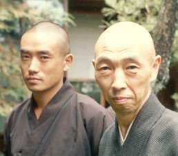 Uchiyama Kosho (a la 
derecha) y Watanabe 
Koho, Antaiji, 1970

